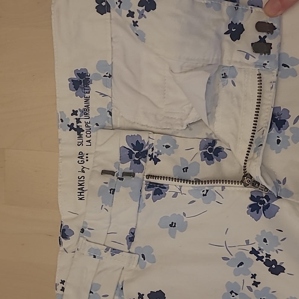 NWOT Khakis by GAP White with Blue Floral Print Pants with Pockets - Picture 8 of 13